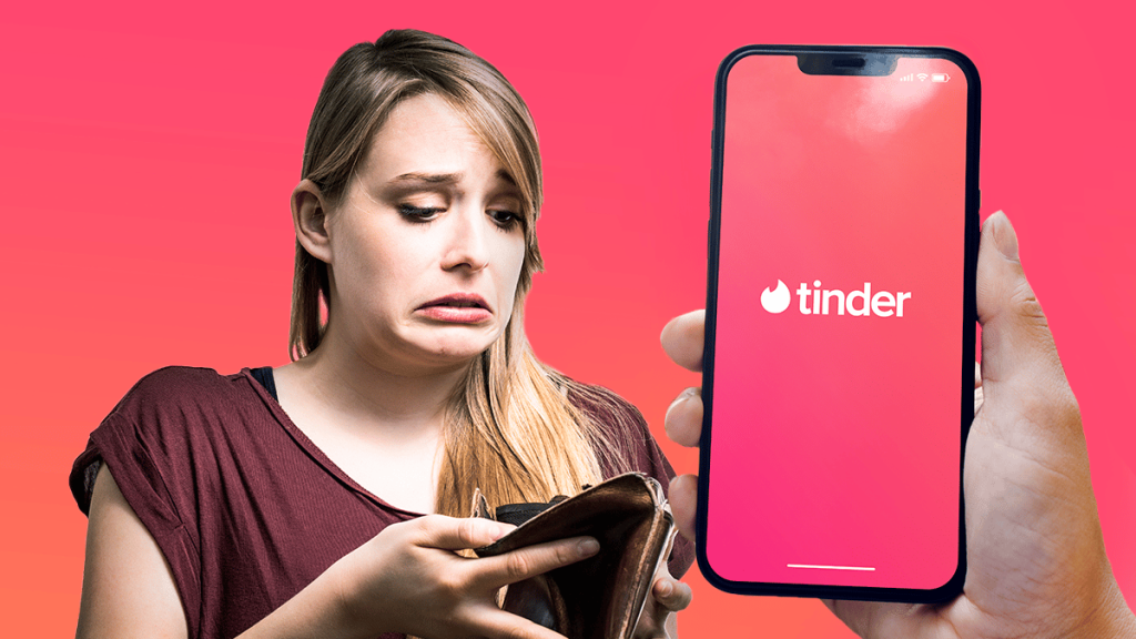 Persona preocupada por tener la billetera vacía y teléfono con logo de Tinder.